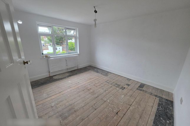 72, Holmstall Avenue, Edgware photo 3