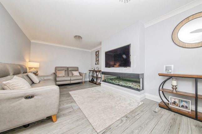 31, Terry Gardens, Ipswich photo 3