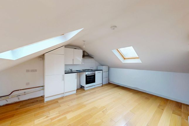 19 Kingsland Court Three Bridges Road, Crawley photo 2