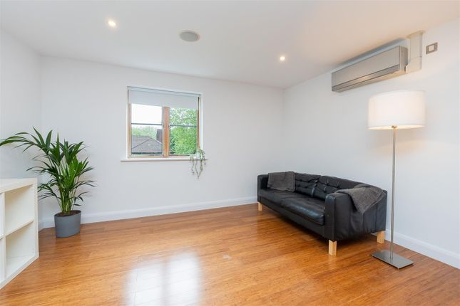 Flat for sale in Cabot Court, Braggs Lane