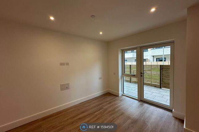 Flat, Riviera House Rose Square, Twickenham photo 2