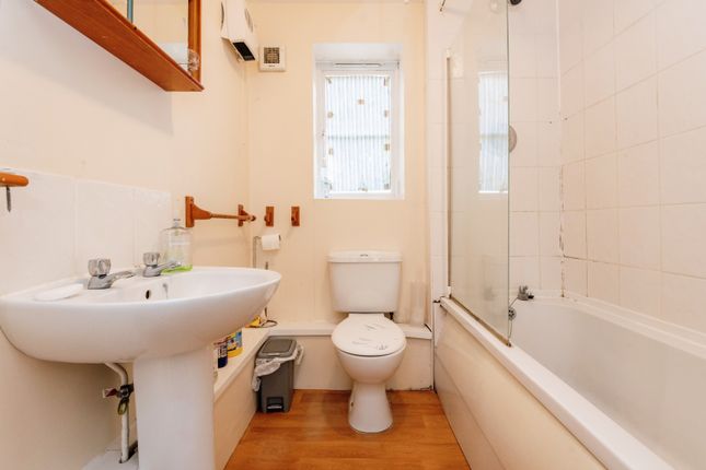 Flat for sale in Gillespie Close, Bedford, Bedfordshire