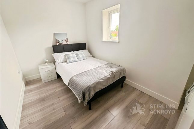 Room 6, 4, Burgoyne Road, Surrey photo 3