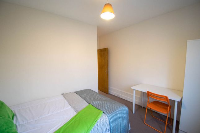 Room to rent in Palermo Road, London