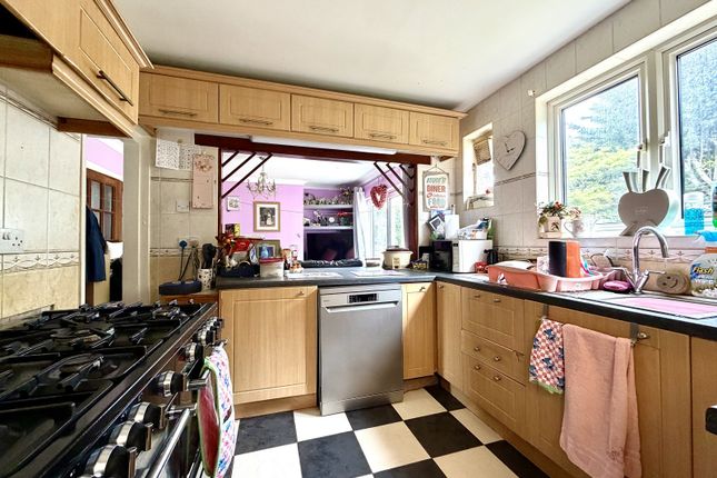 25, Moor Lane, Chessington photo 3