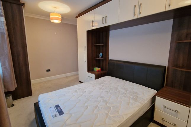 262, Westrow Drive, Room 5, Barking photo 2