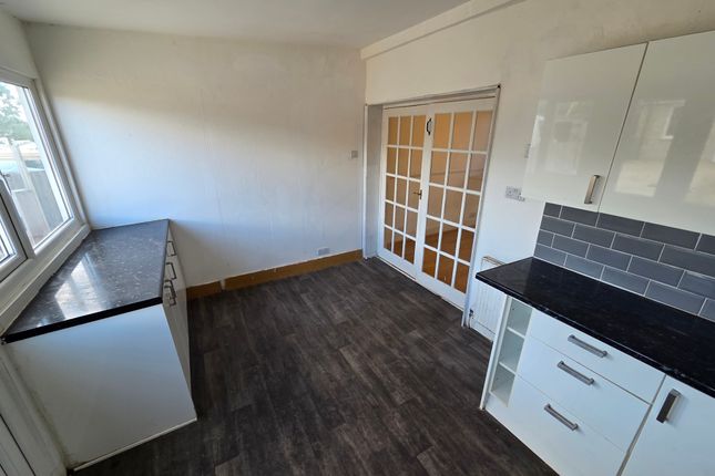 302, LUTON photo 5