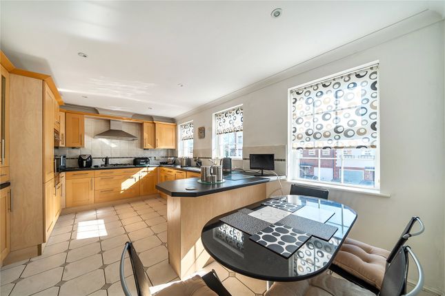 8, Meadow View, Surrey photo 2