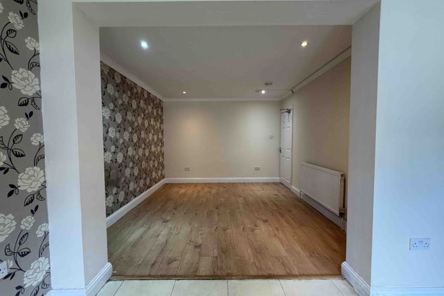 7 Meadowbank Gardens, Hounslow photo 3