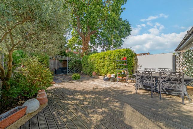 10, Meadow Close, Raynes Park photo 4