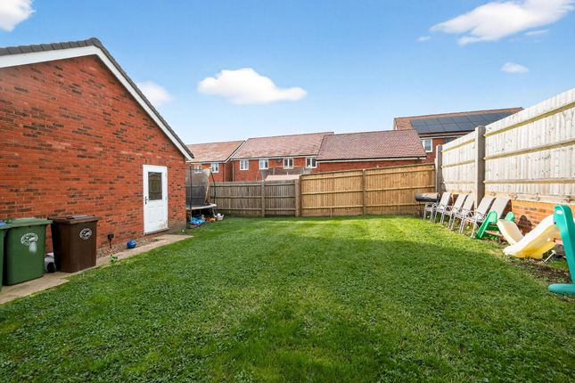 4, Stoches Close, Aylesbury photo 2