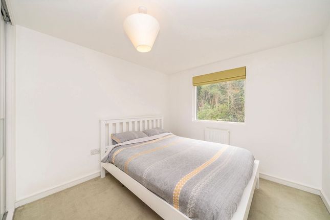 82, Seren Park Gardens, London photo 4