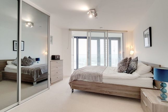 Flat to rent in Station Street, London