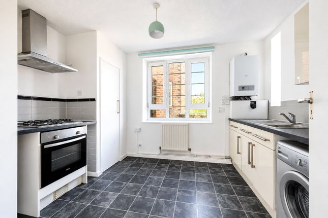 Flat 18, Halliwell Court, Barry Road, London photo 4