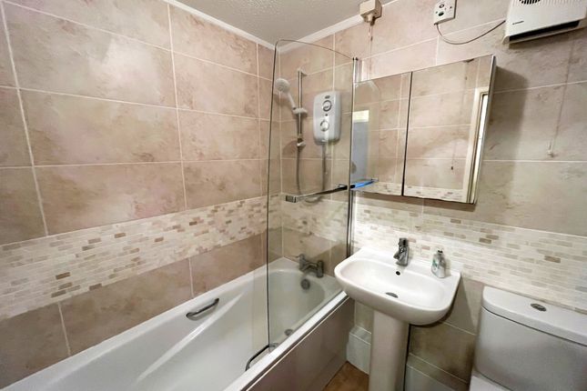 Flat to rent in The Toose, Yeovil