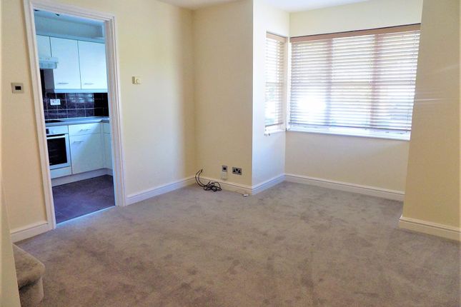 22, Lyndsey Close, Farnborough photo 4