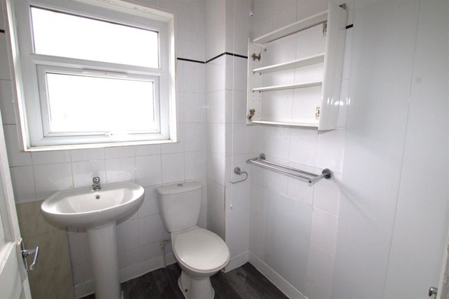 Bathroom 2.Jpg