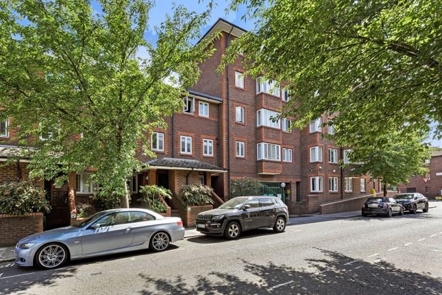 Flat to rent in Broadley Terrace, London