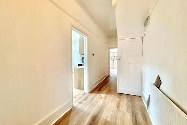 30 Julian Avenue, London photo 2