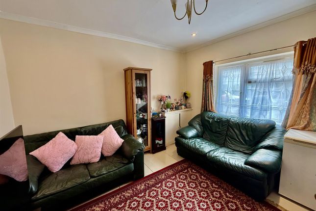 19, East Avenue, Southall photo 2