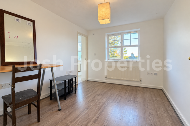 Heathside Close, Ilford photo 5