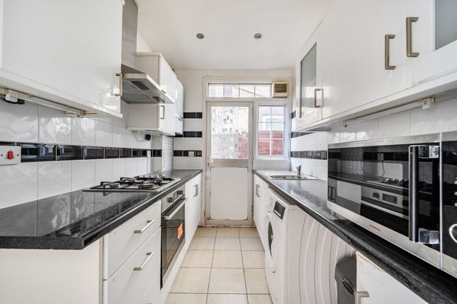 7, Lucas Avenue, Harrow photo 4