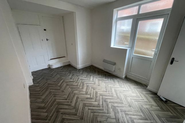 Flat 2, 36, Ashburnham Road, Luton photo 2