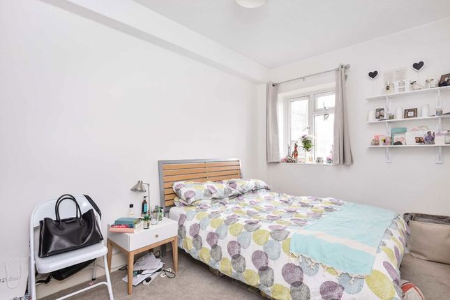 Flat 36, Rokeby House, Lochinvar Street, London photo 3