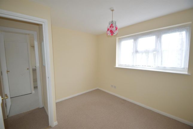 51, Butteridges Close, Dagenham photo 4