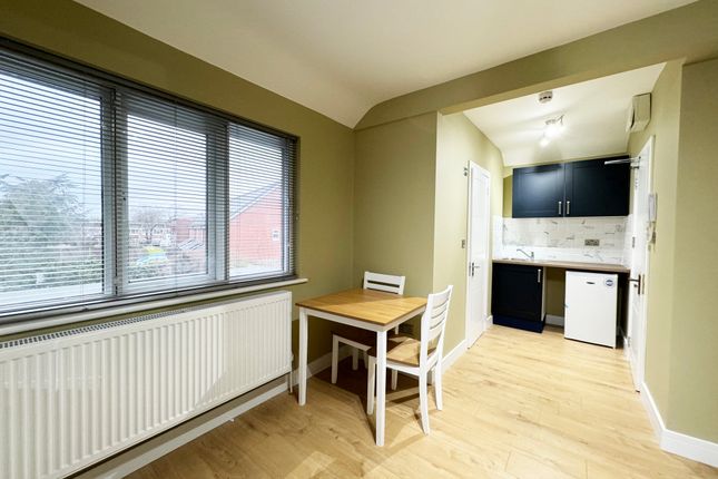Thumbnail Studio to rent in Stanwell Gardens, Staines
