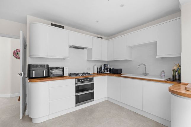 5 Copners Drive, High Wycombe photo 4