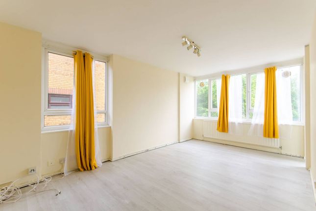 Thumbnail Flat to rent in Ashbourne Close, Woodside Park, London