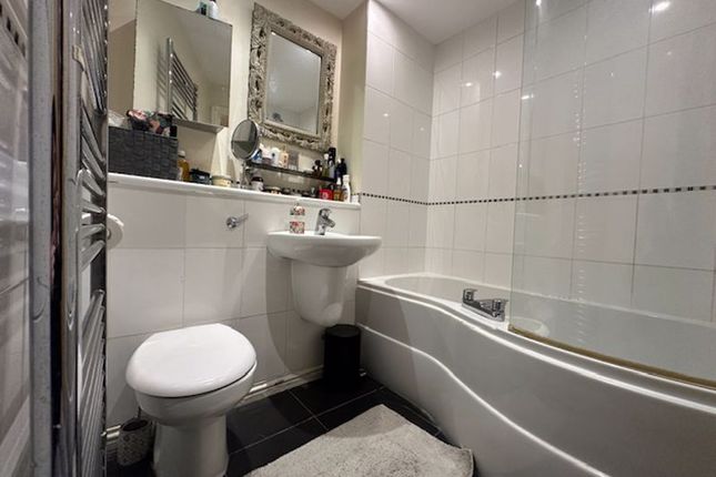 Flat for sale in Great North Way, London