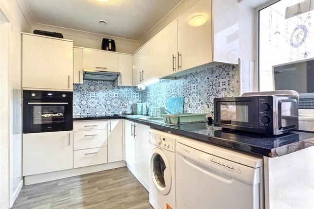 4, Mendip Close, Oldham photo 3