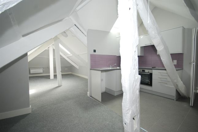 Room to rent in Queen Annes, High Street, Bideford