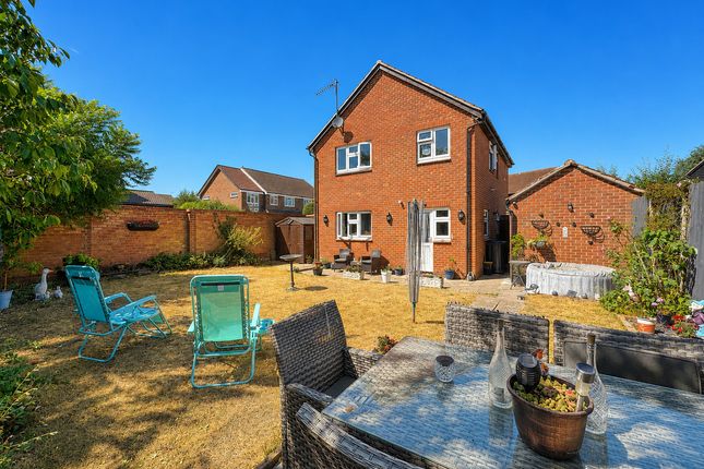 2, Woodstock Crescent, Hockle photo 2