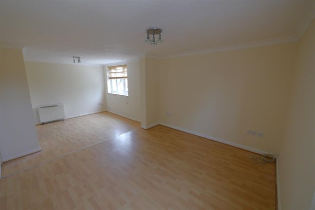Flat 2, 20, The Parade, Pagham photo 2