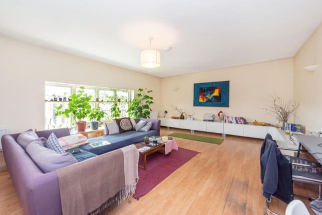 Flat 10, 2 Prince Edward Road, Greater London photo 3