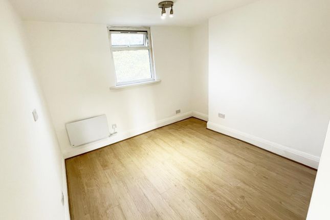 Flat 1 487, High Road, London photo 2