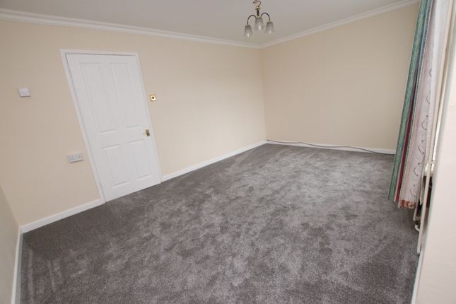 14 Russell Avenue, North Hykeham, Lincolnshire photo 2