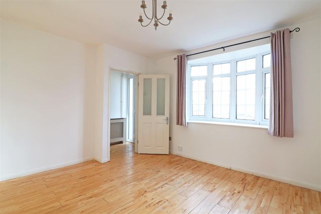 19, Taynton Drive, Merstham photo 2