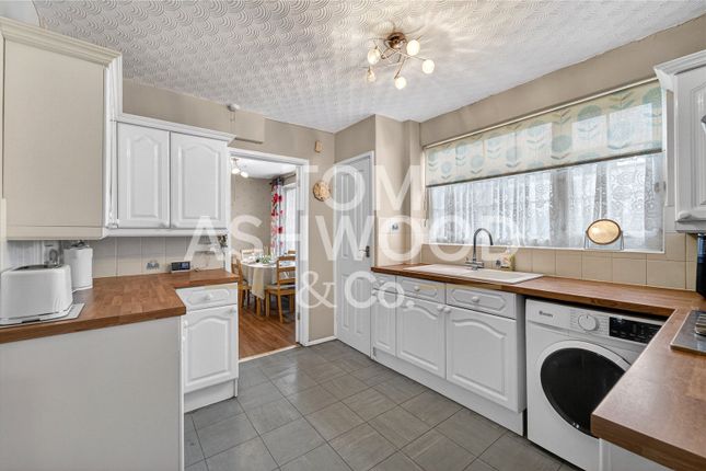 118, Alderman Avenue, Barking photo 3
