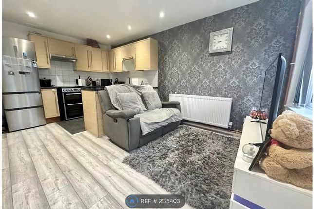 Terraced house to rent in Chiltern Gardens, Luton