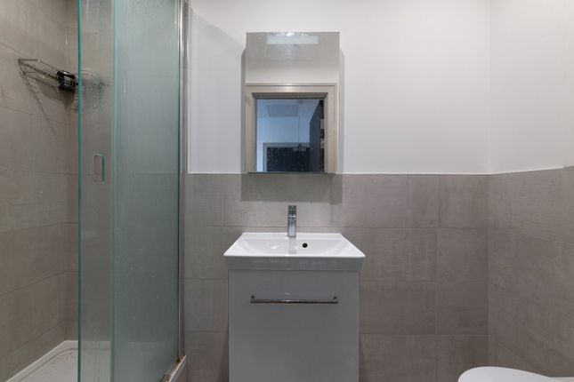 Flat 409, Cheviot House, 7, Philpot Street, London photo 4