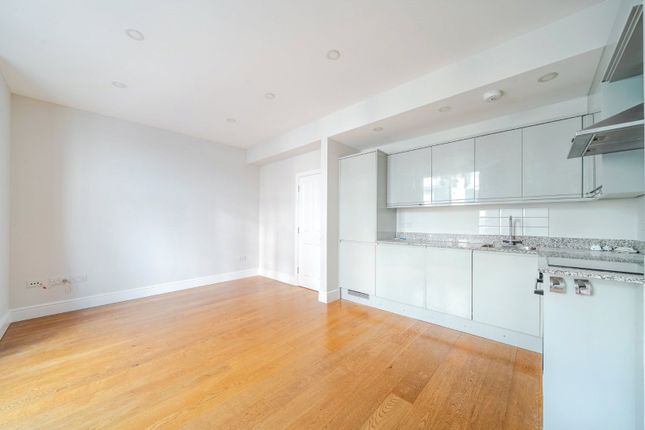 Flat 1, 15A, Old Woking Road, Surrey photo 4