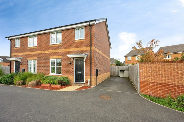 3-bed semi-detached on Gorse Fields, Pershore, £285,000