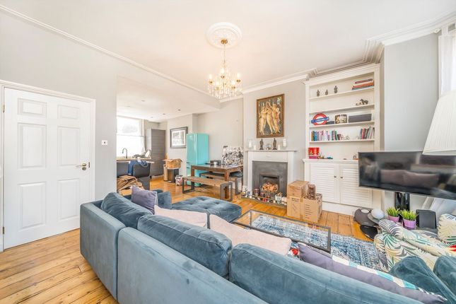 Top Floor Flat, 681, Wandsworth Road, London photo 4