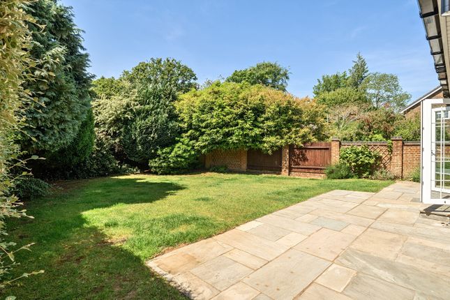 24, Phillips Close, Godalming photo 4