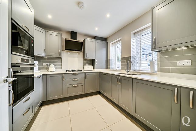 11, Commodores Close, Sheerness photo 3