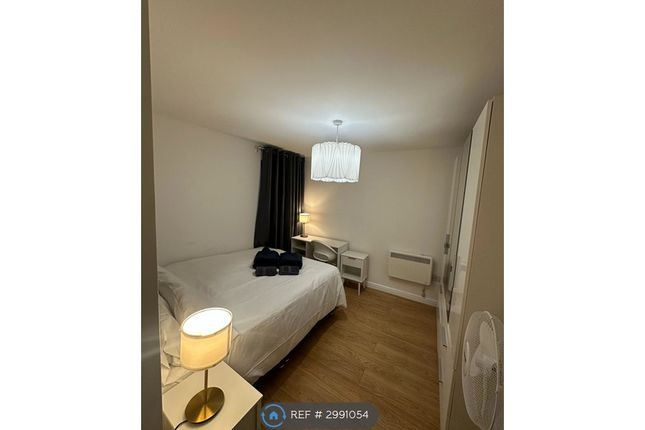 Flat, Tramway Court Candle Street, London photo 3